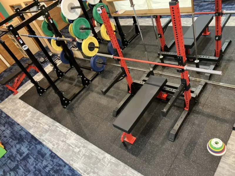 ベンチプレス台とラックのトレーニングエリア