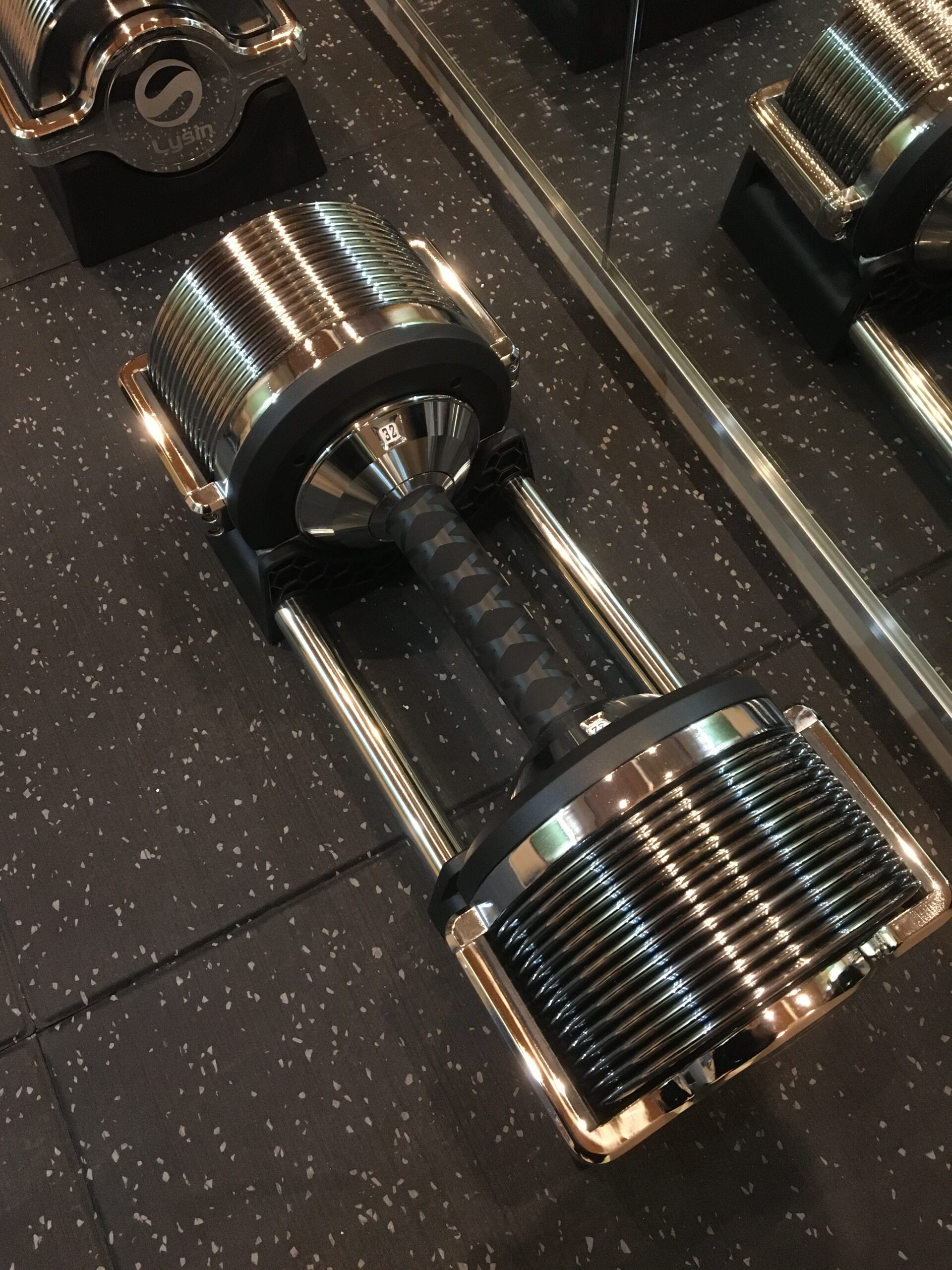 Adjustable dumbbell