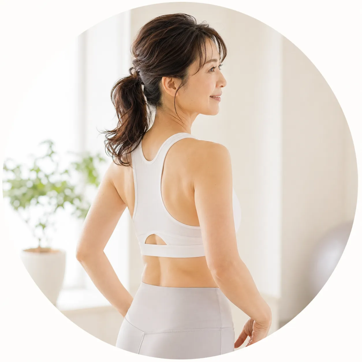 背中と腰まわりのラインを確認する女性
