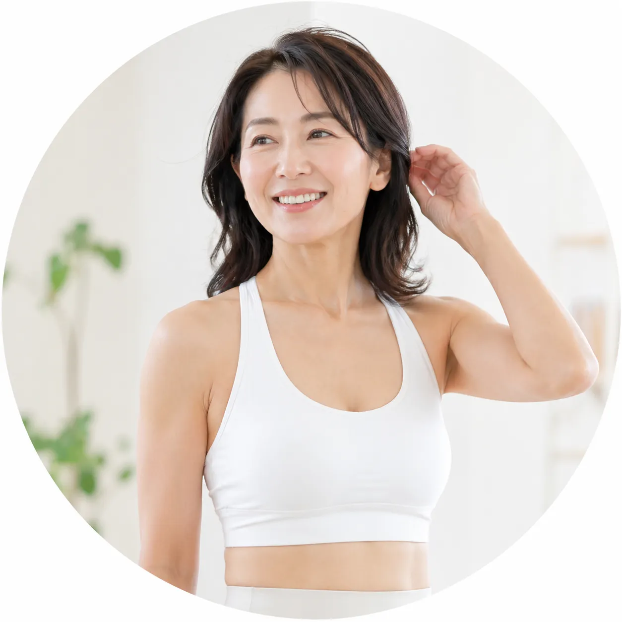 姿勢よく立つ女性