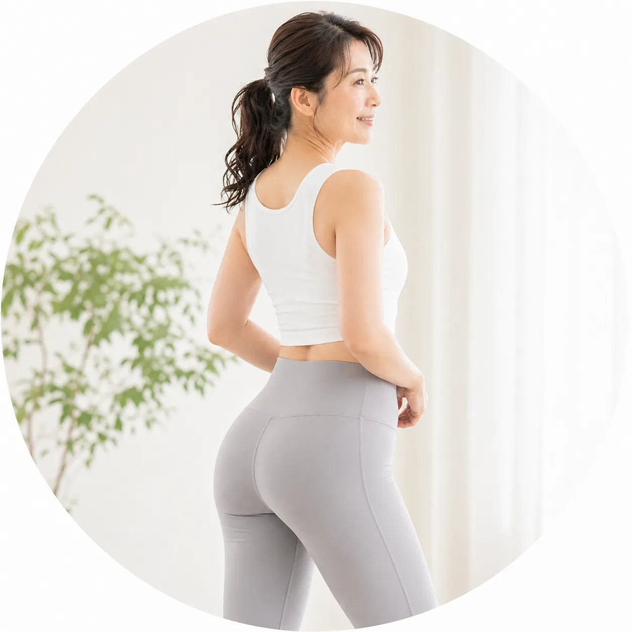 後ろ姿の姿勢を整える女性